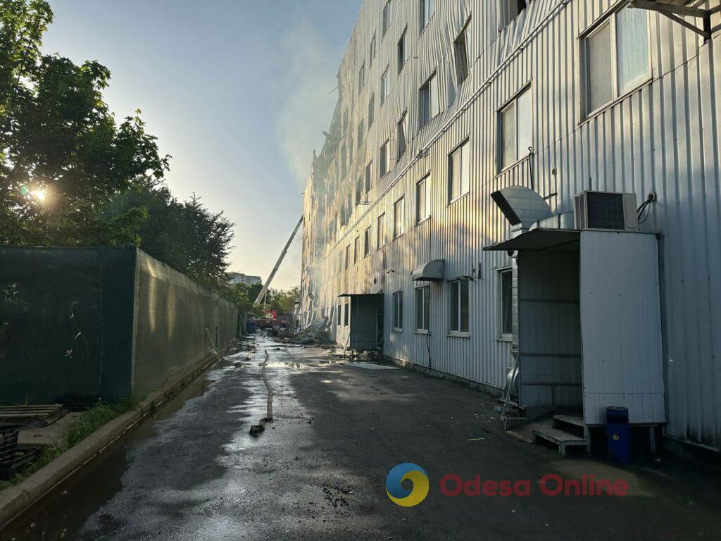 На руинах разбомбленного склада «Новой почты» (фоторепортаж) - Новости  Одессы - odessa.online (02.05.2024)