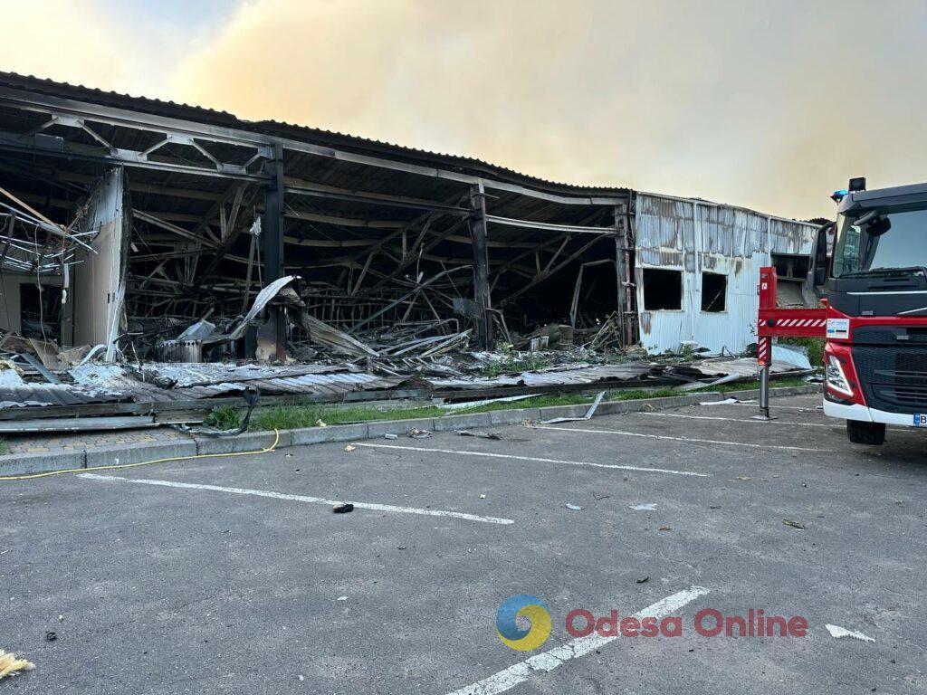 На руинах разбомбленного склада «Новой почты» (фоторепортаж)
