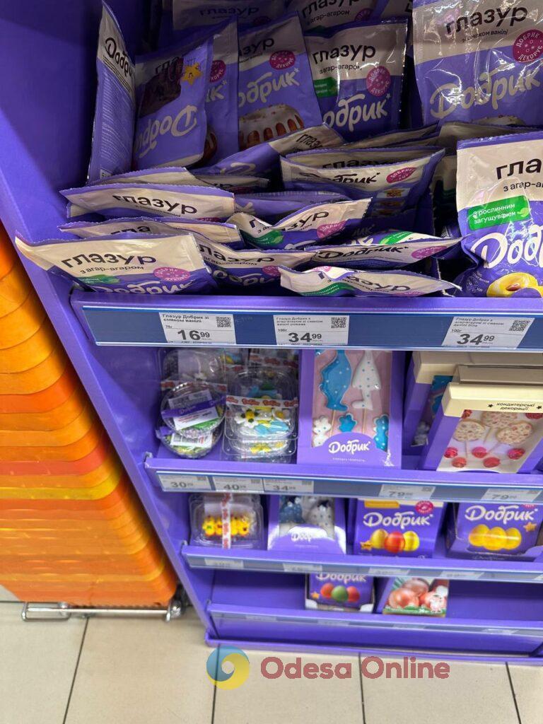 Паски, кошики та свічки: огляд цін в одеських супермаркетах (фоторепортаж)
