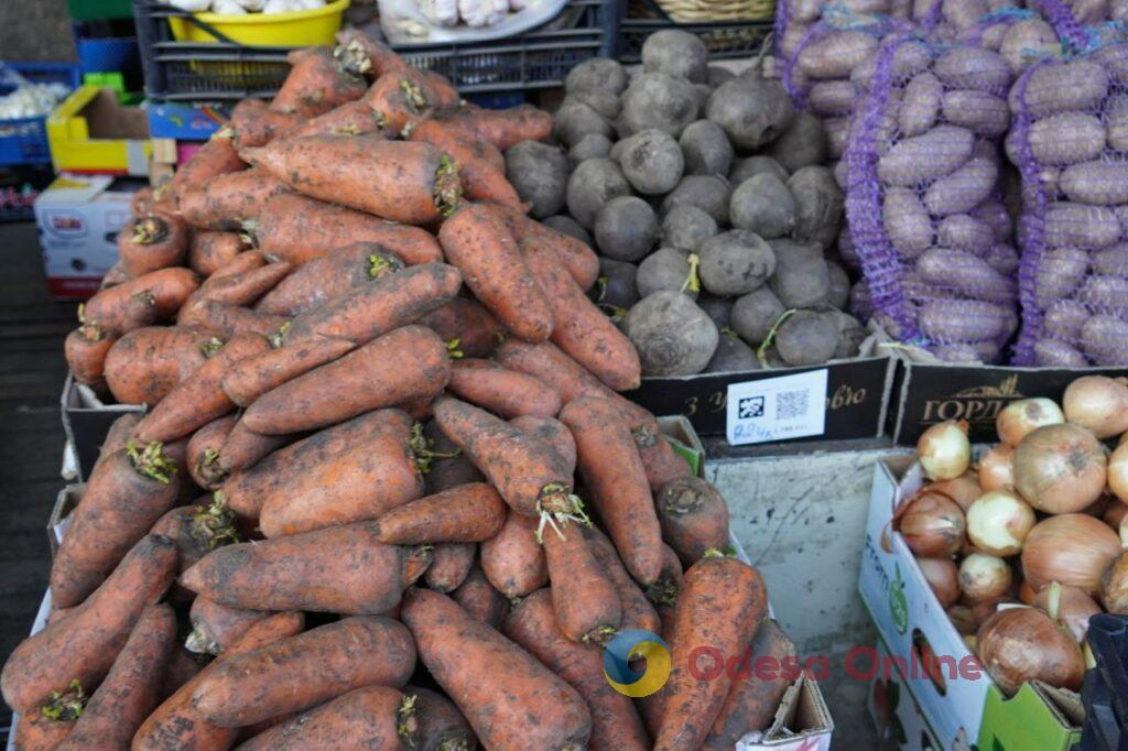 Горошек, молодая морковь и ребрышки: субботние цены на одесском Привозе
