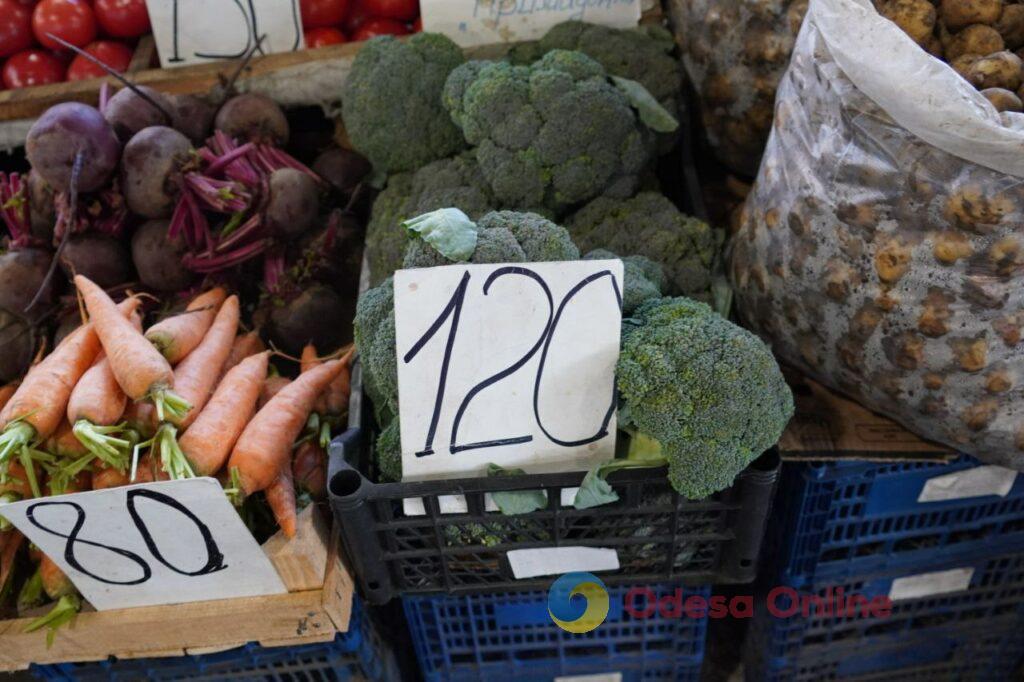 Горошек, молодая морковь и ребрышки: субботние цены на одесском Привозе