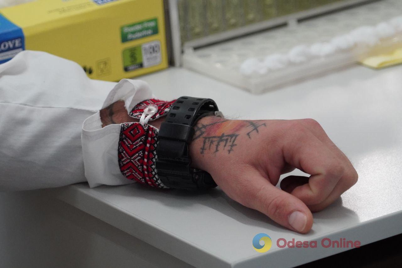 Одна донація може врятувати три життя: до Дня вишиванки в Одесі влаштували акцію зі здачі крови (фото)