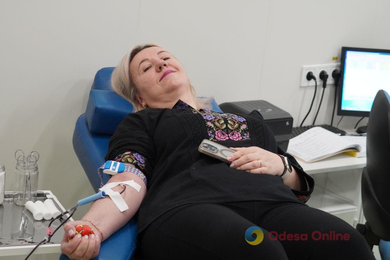 Одна донація може врятувати три життя: до Дня вишиванки в Одесі влаштували акцію зі здачі крови (фото)