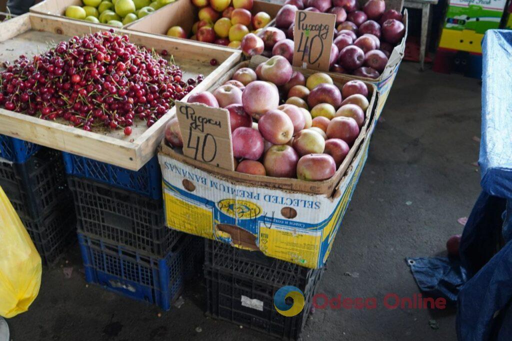 Сир, сало та персик: суботні ціни на одеському Привозі