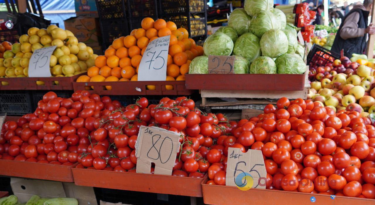 Сир, сало та персик: суботні ціни на одеському Привозі