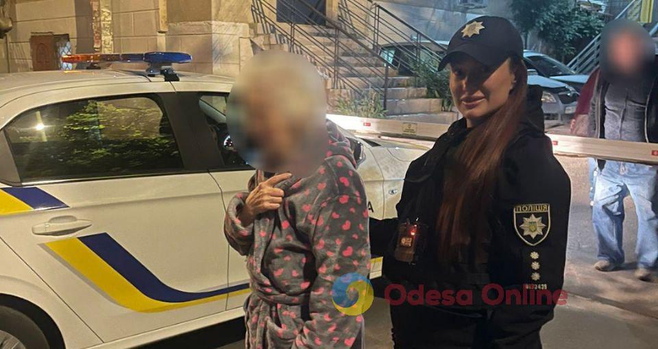 Одесские патрульные вернули домой заблудившуюся старушку