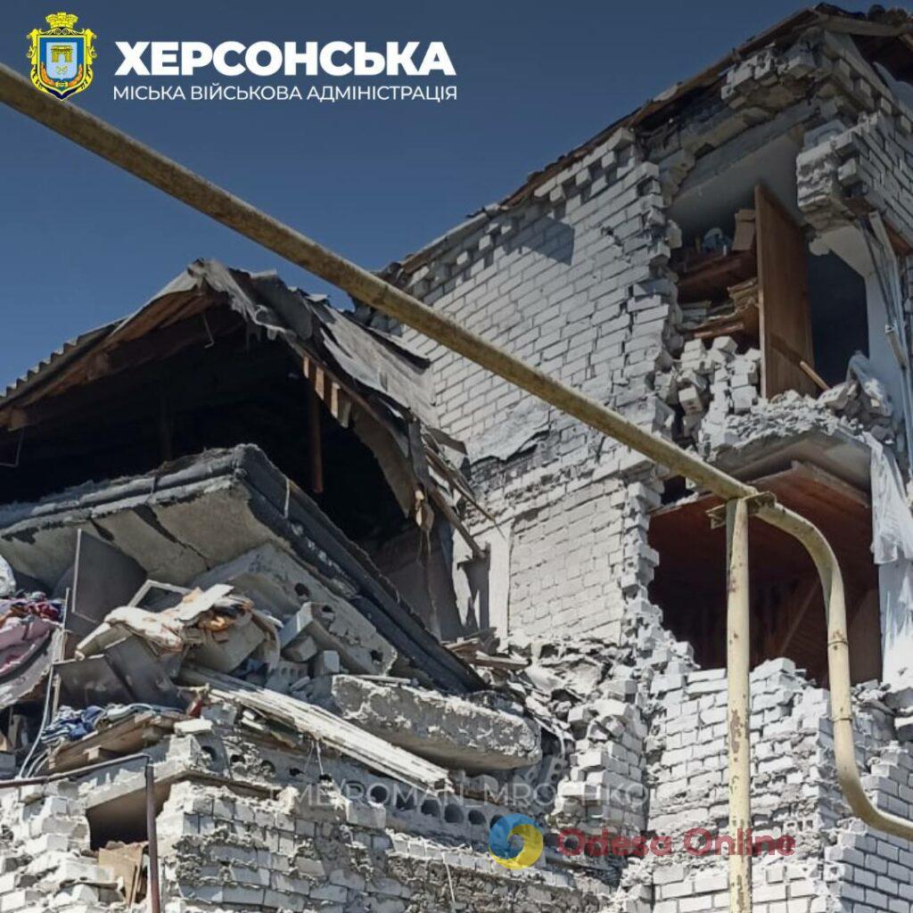 Последствия обстрела Антоновки в Херсонской области: повреждены многоэтажки и детсад (фото)