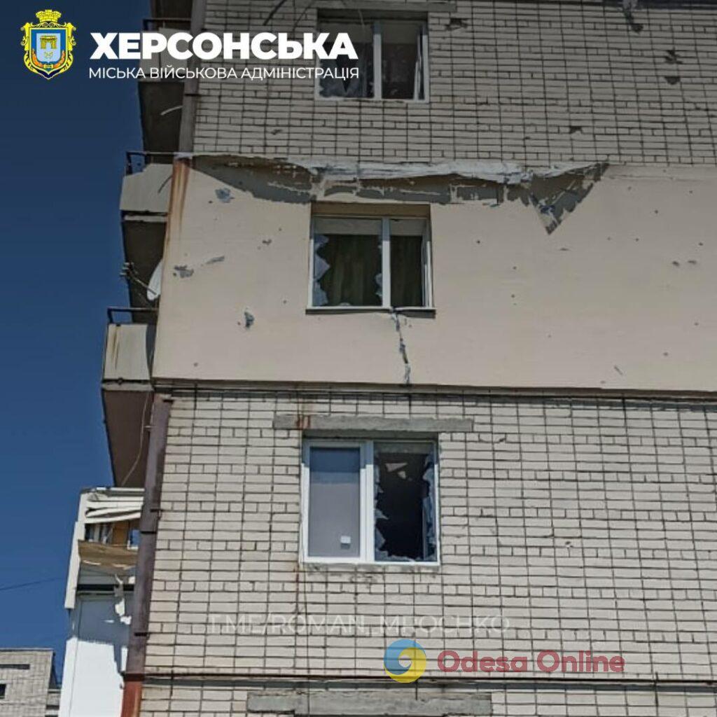 Последствия обстрела Антоновки в Херсонской области: повреждены многоэтажки и детсад (фото)