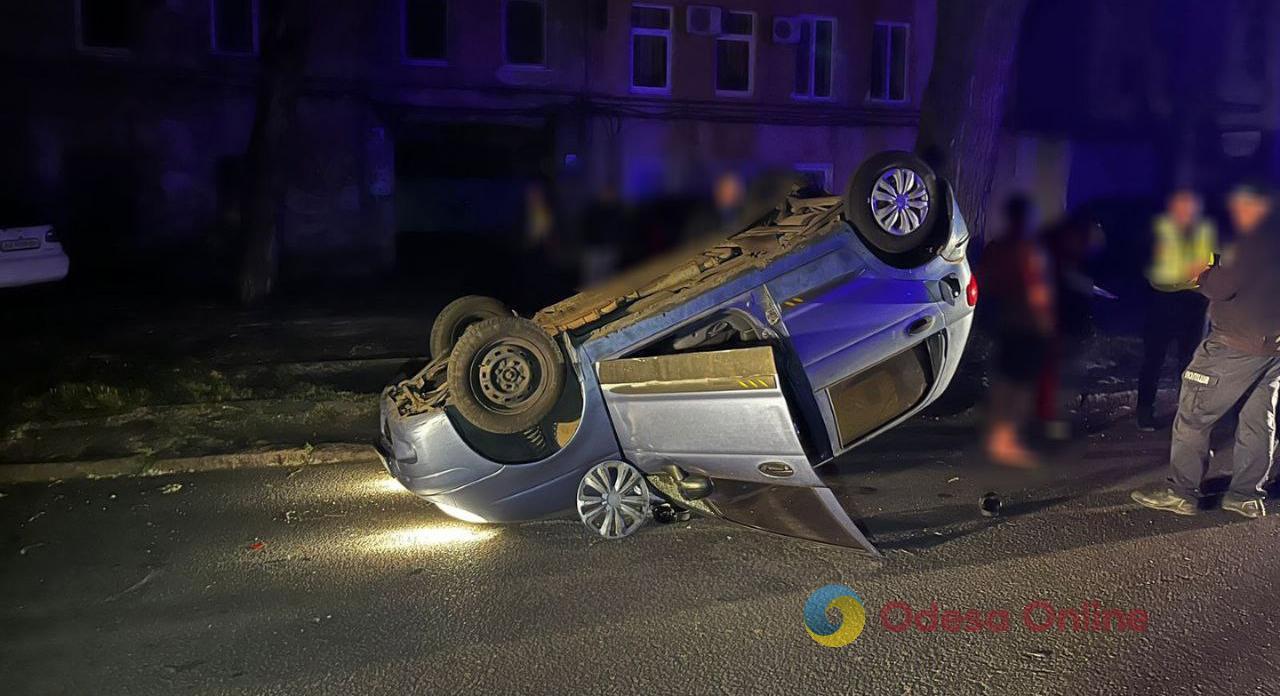В Одессе пьяный лихач перевернул авто и повредил припаркованные автомобили