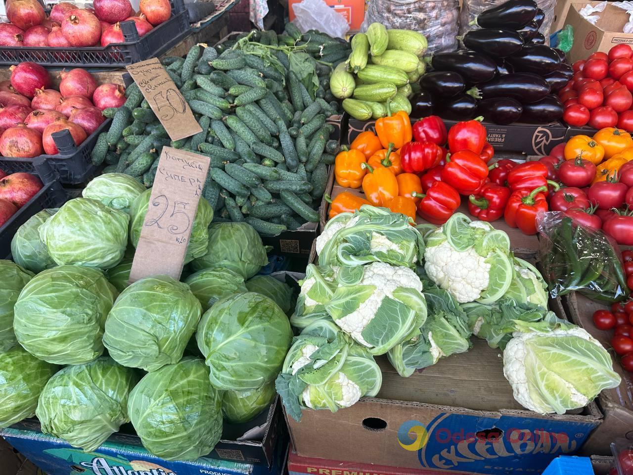 Черешня, молодий горошок та огірки: суботні ціни на одеському Привозі