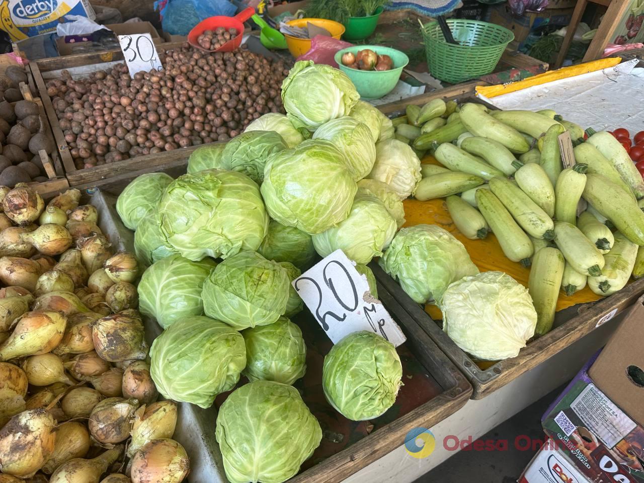 Черешня, молодий горошок та огірки: суботні ціни на одеському Привозі