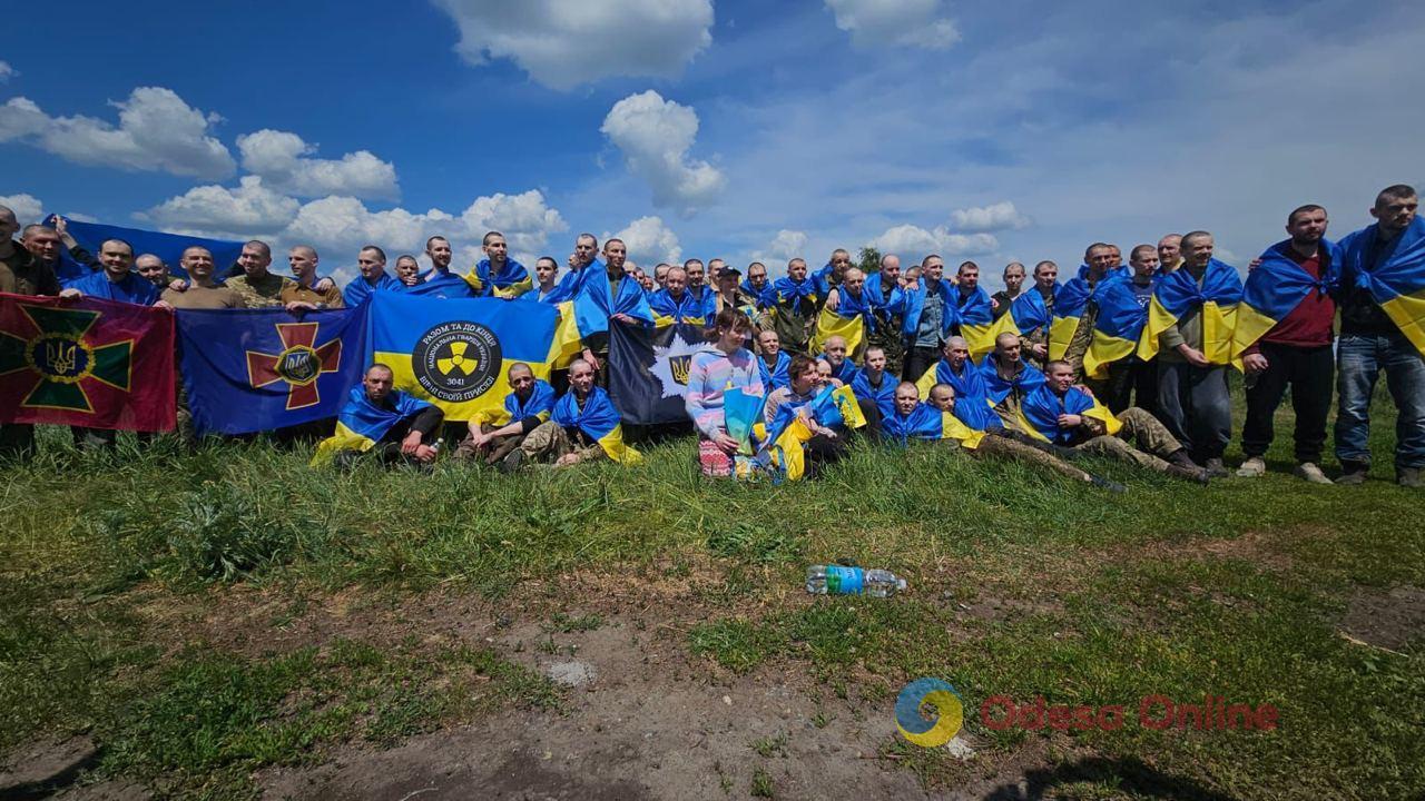Из плена вернули 75 украинцев, — СБУ опубликовала трогательное видео