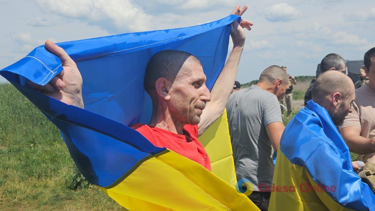 Из плена вернули 75 украинцев, — СБУ опубликовала трогательное видео