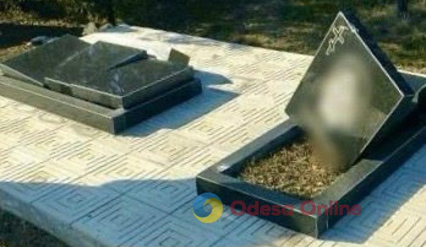 Житель Одеського району може сісти на сім років за наругу над могилами