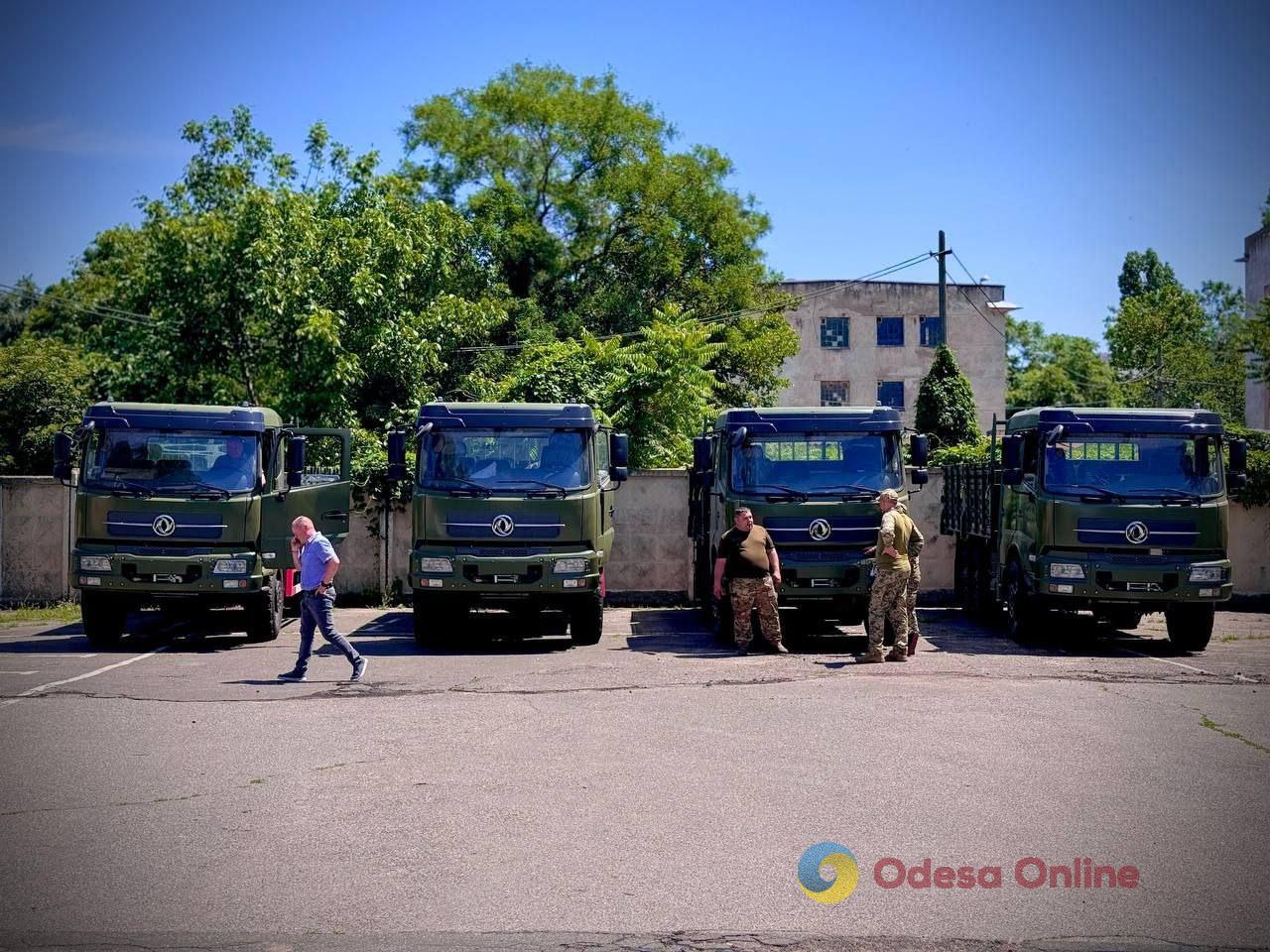Одеські бригади тероборони отримали вантажівки