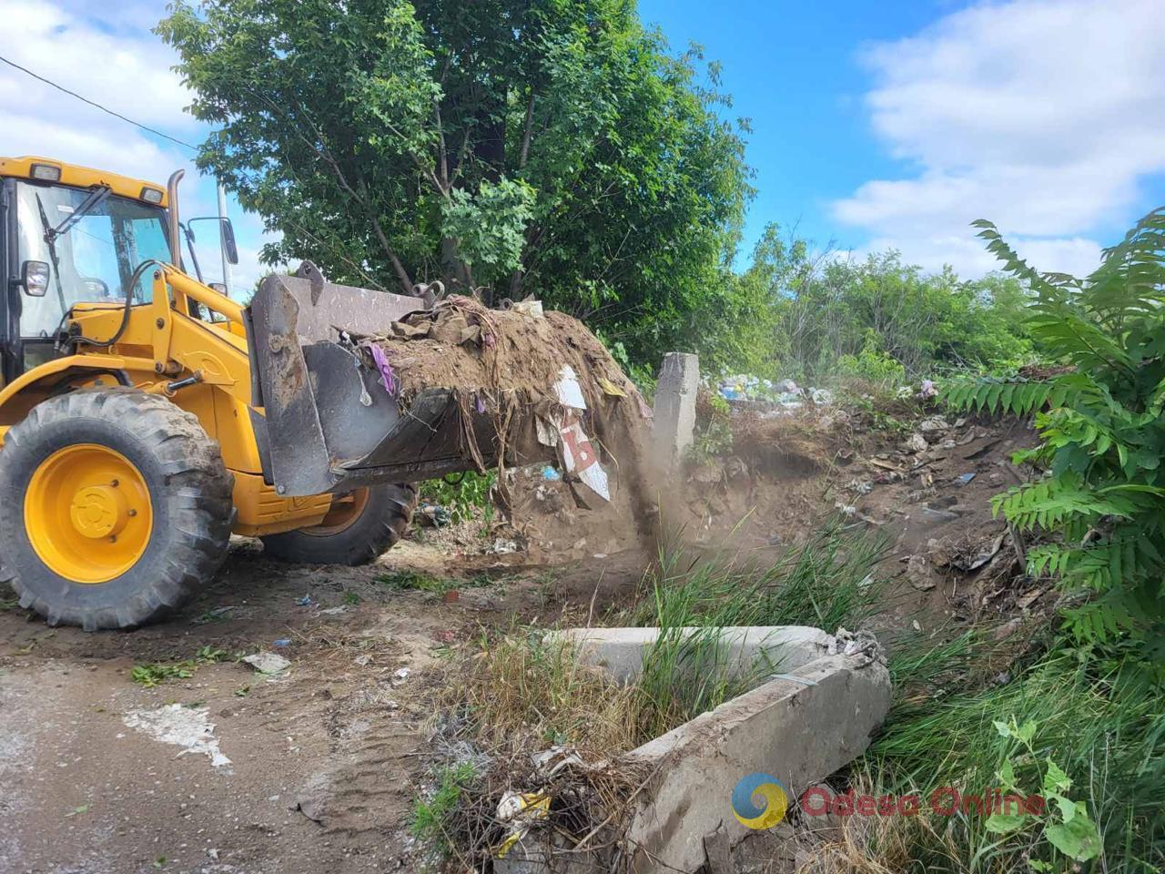 У Пересипському районі Одеси ліквідували незаконне сміттєзвалище (фото)