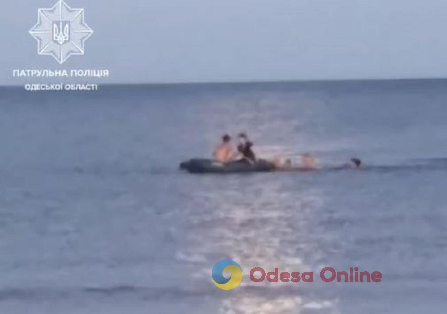 В Одесі копи та небайдужі громадяни врятували жінку, яку відносило у відкрите море (відео)