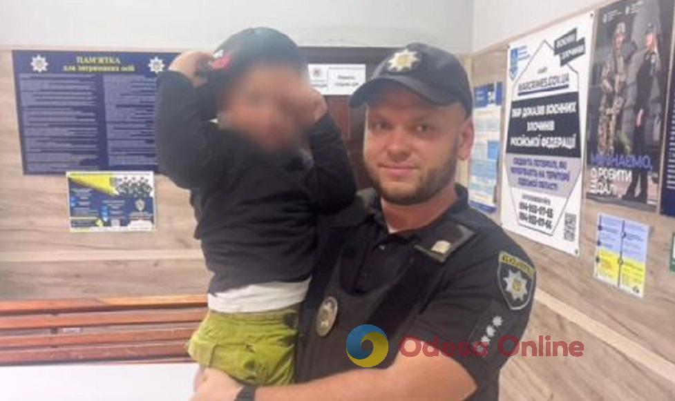 Ушел играть на детскую площадку и потерялся: одесские патрульные вернули домой пропавшего ребенка