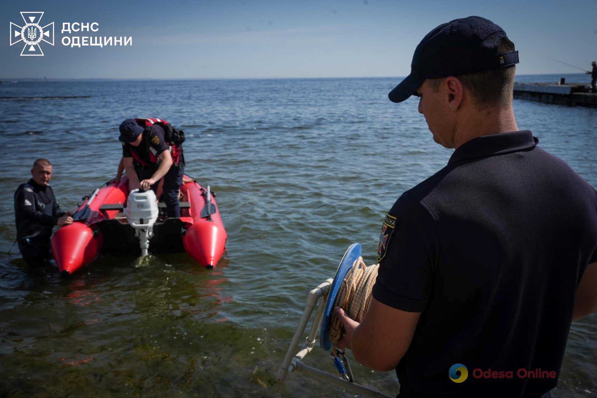 В Одессе девушку смыло с пирса в море – ее тело ищут водолазы