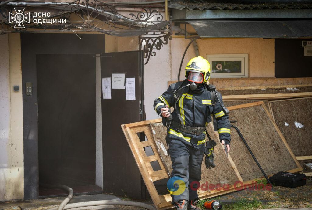 Одесса: в жилом доме на Бунина произошел пожар (фото)