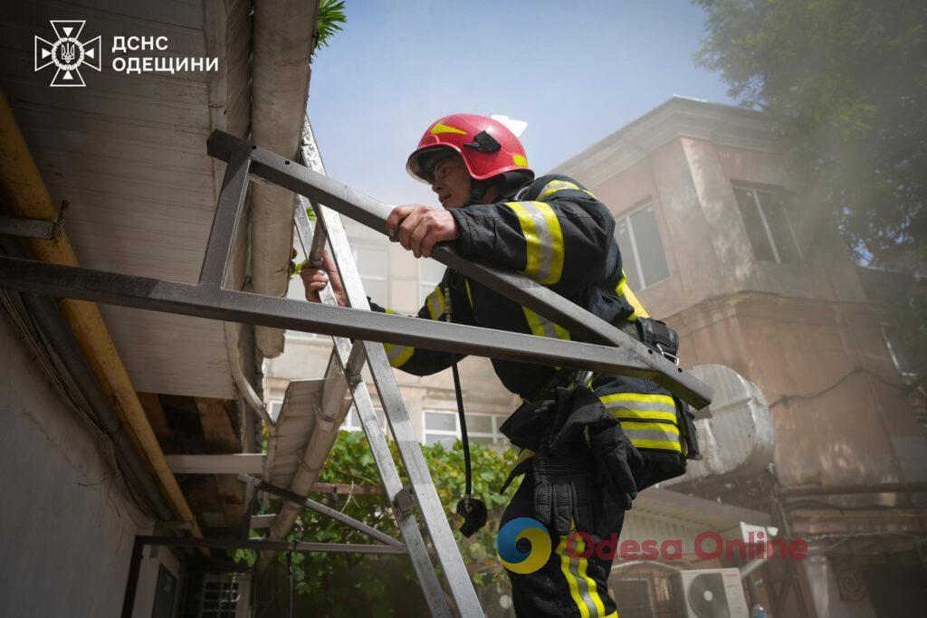 Одеса: у житловому будинку на Буніна сталася пожежа (фото)