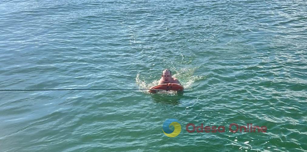 В Одессе экипаж военного катера достал из воды мужчину в открытом море
