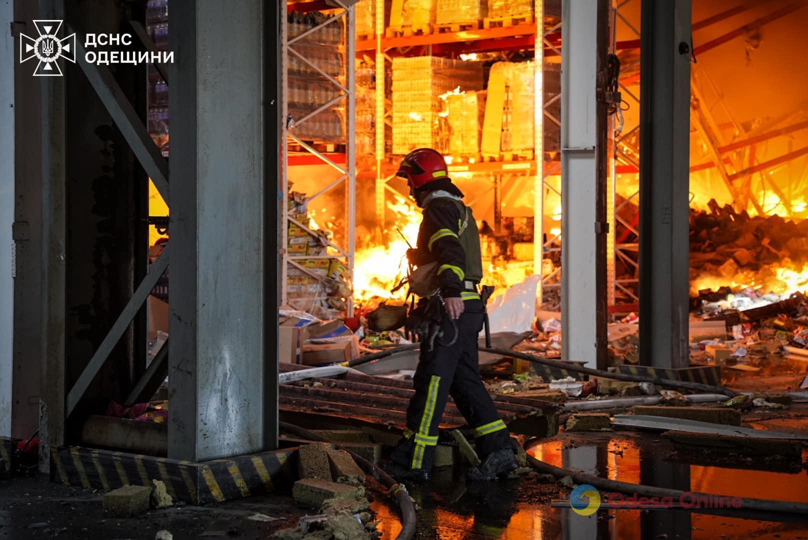 Одеські рятувальники ліквідували масштабну пожежу, яка виникла на складі внаслідок російської атаки (фото)