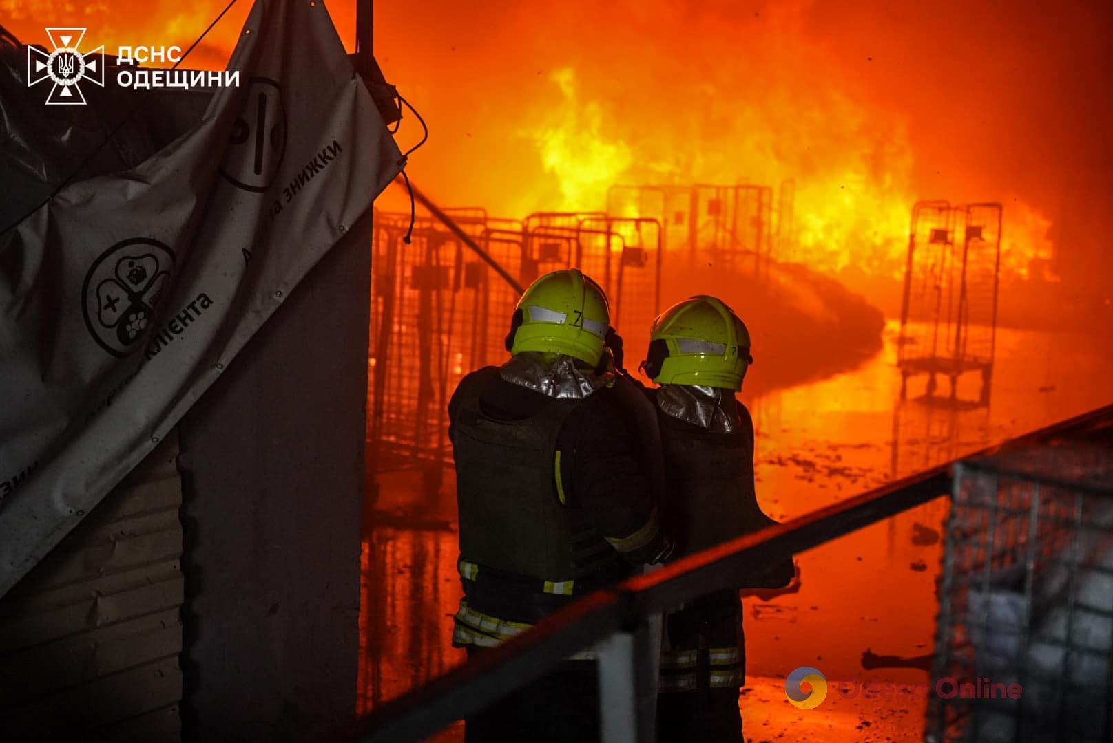 Одеські рятувальники ліквідували масштабну пожежу, яка виникла на складі внаслідок російської атаки (фото)
