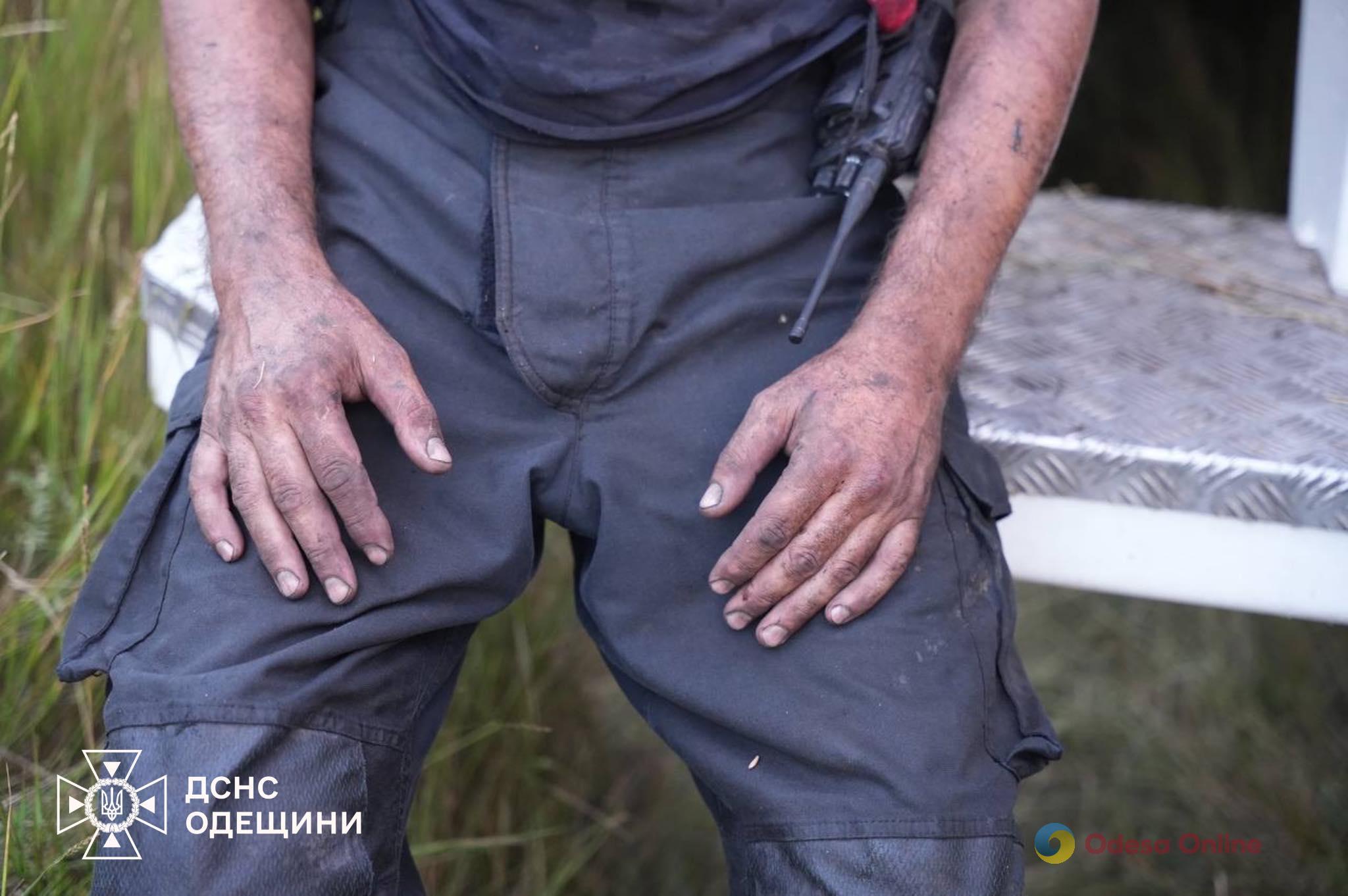 Больше шести часов одесские спасатели боролись с пожаром на полях орошения (фото, видео)