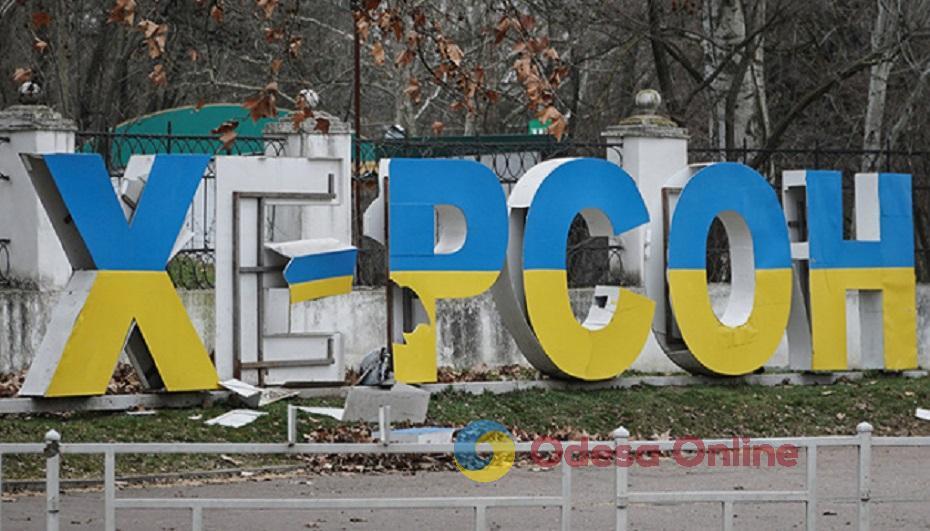 Росіяни знову обстріляли Херсон: місто залишилось без світла