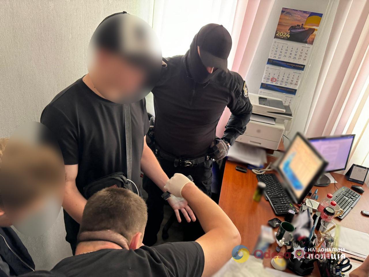 В Одесі службовця одного з ТЦК викрили на вимаганні грошей за зняття авто з військового обліку