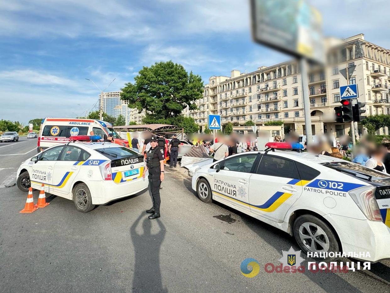 Убегал от патрульных: под Одессой BMW влетел в людей на пешеходном переходе (видео)