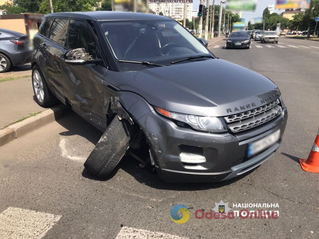 Одесса: женщина на Range Rover врезалась в Tesla и отправила двух человек в больницу