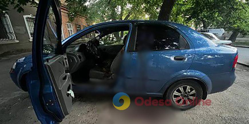 Юный одессит попытался угнать авто знакомого и ударил его ножом за отказ отвезти его домой