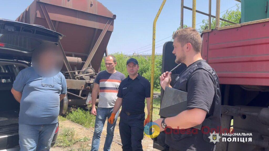 В Одесской области машинист попался на краже горючего