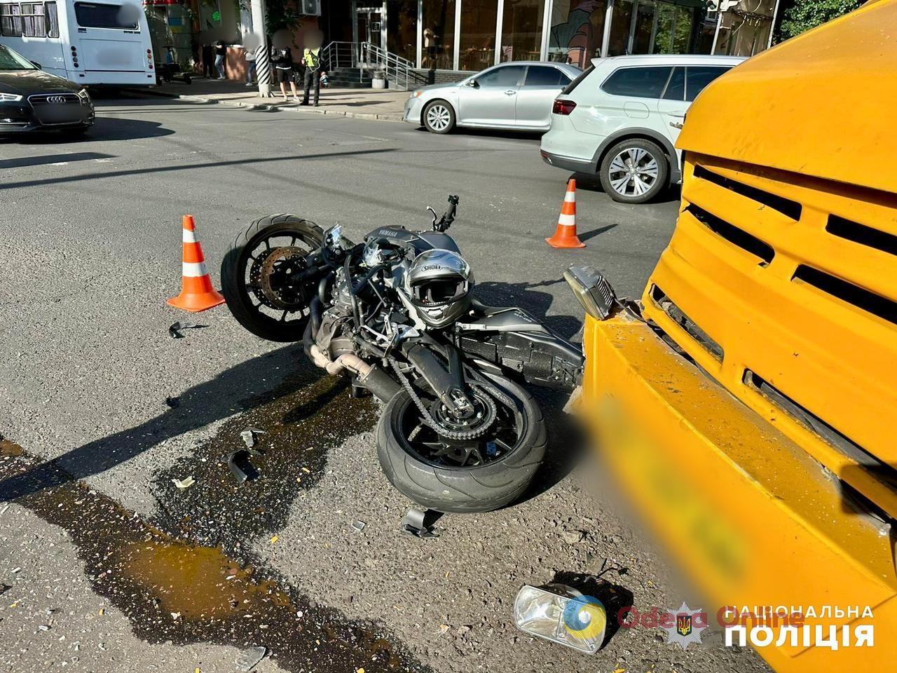 В Одессе на проспекте Шевченко столкнулись маршрутка и мотоцикл