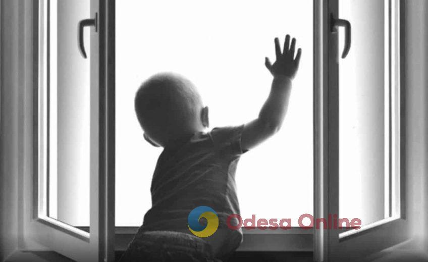 В Одесской области годовалый малыш выпал из окна второго этажа частного дома