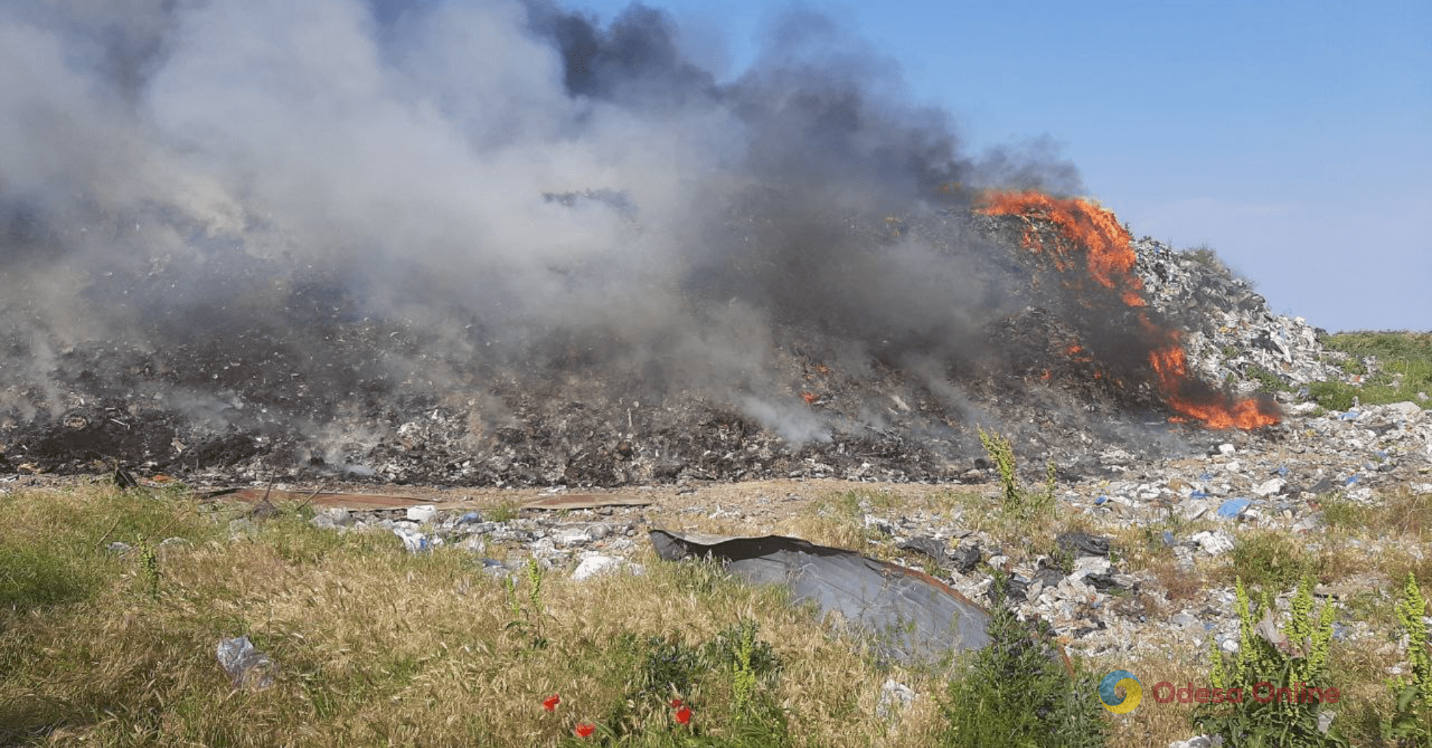 В Одесской области в очередной раз тушили пожар на частной свалке