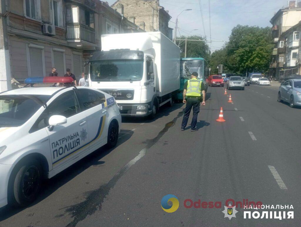 В Одессе маршрутка «догнала» грузовик