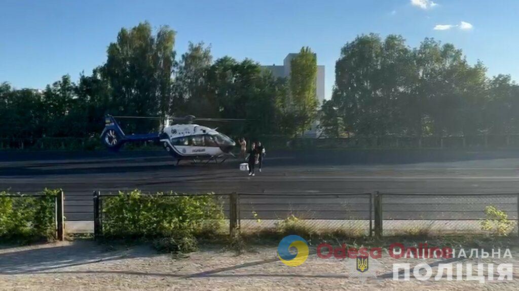Полицейские спасли многодетную мать, доставив вертолетом донорское сердце из Одессы в Винницу (фото, видео)