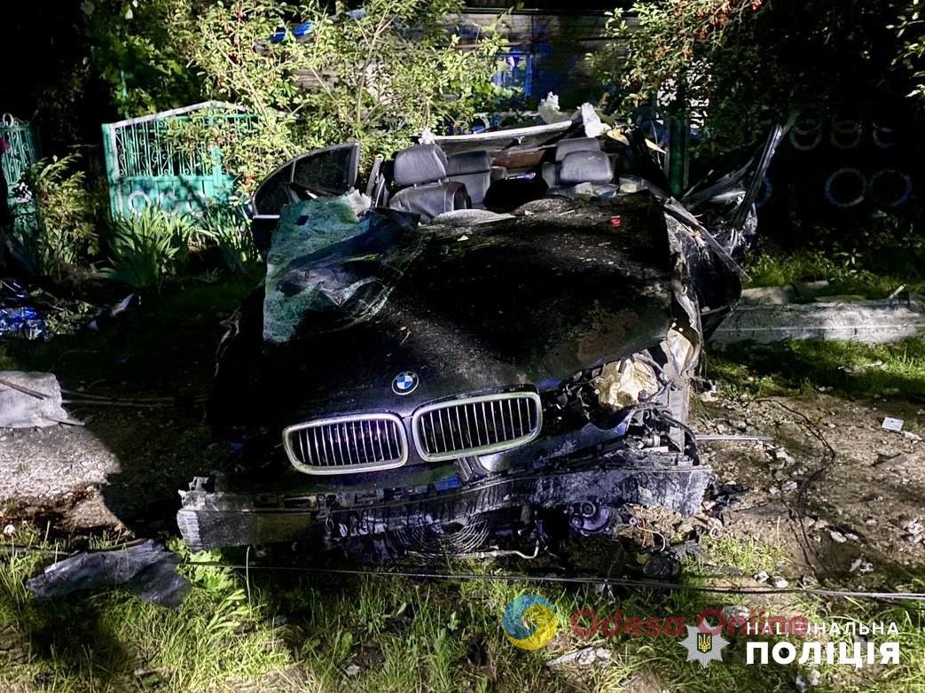 На Одещині легковик влетів в електроопору – двоє пасажирів загинули, водій у лікарні
