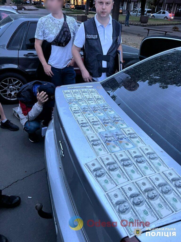 Житель Одеської області за три тисячі доларів «замовив» СБУ залицяльника своєї обраниці