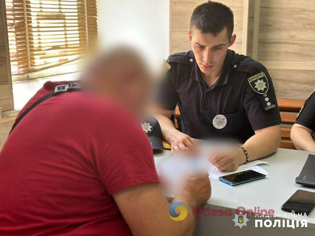 У центрі Одеси іноземці напали на таксиста та пошкодили його автівку (відео)