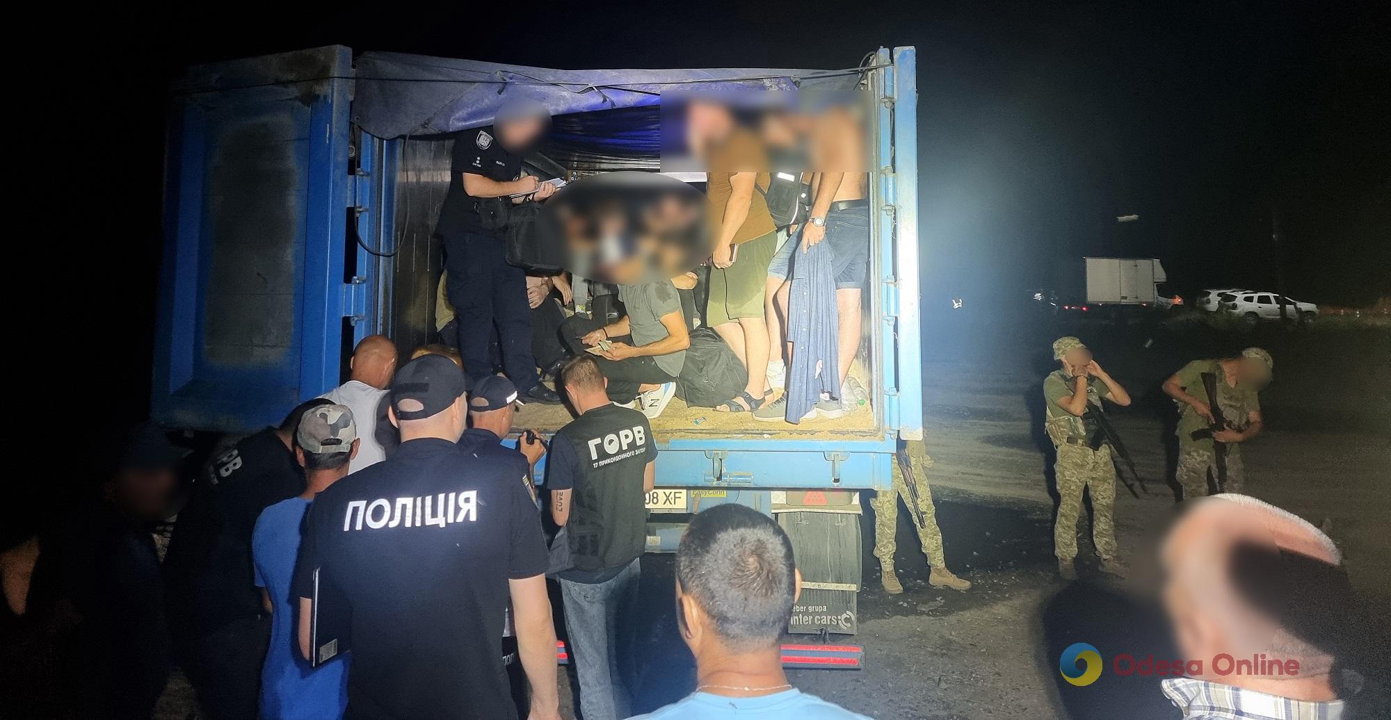 На Одещині затримали повну фуру втікачів з України
