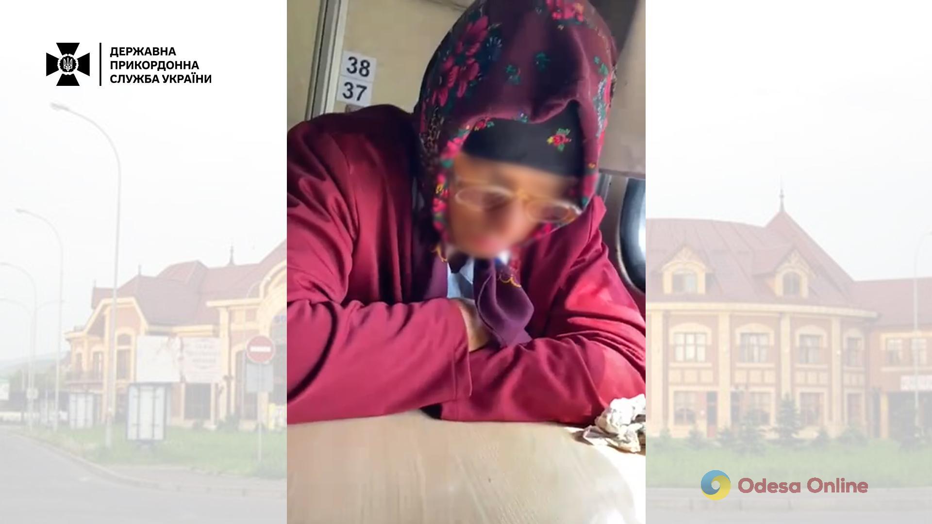 Одесит переодягнувся бабусею, щоб виїхати за кордон (відео)