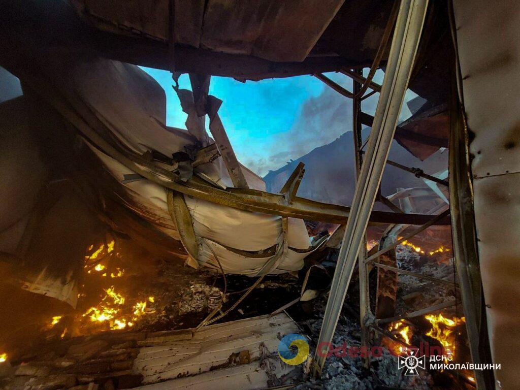 На Миколаївщині через падіння уламків «шахеда» сталася масштабна пожежа на підприємстві (фото, відео)