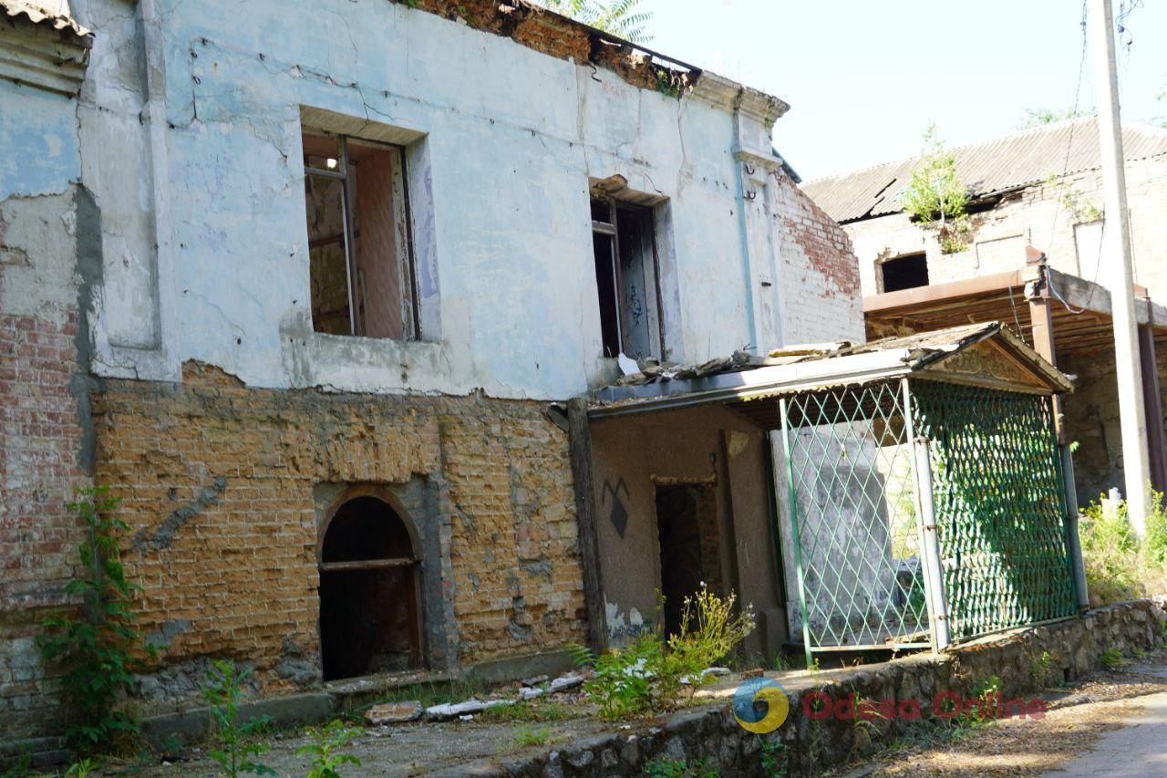 Нікополь: щоденні обстріли, тисячі зруйнованих будівель та сталеві рятувальники