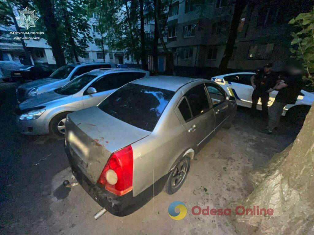 Одесские патрульные задержали двоих неадекватов, повредивших чужой автомобиль (фото)