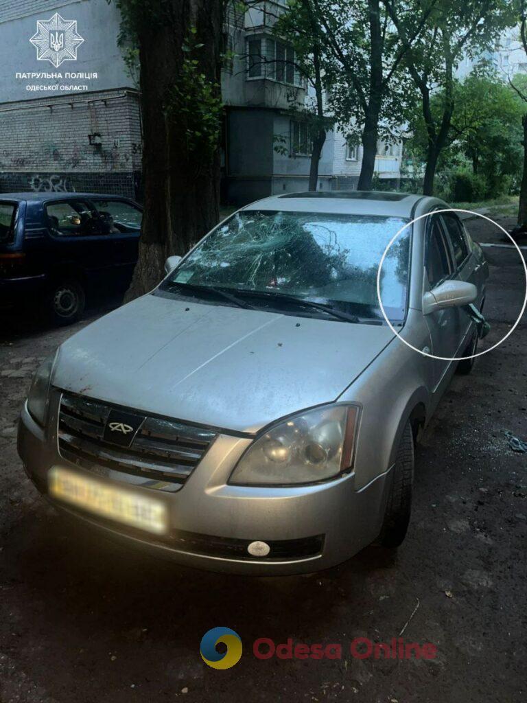 Одесские патрульные задержали двоих неадекватов, повредивших чужой автомобиль (фото)