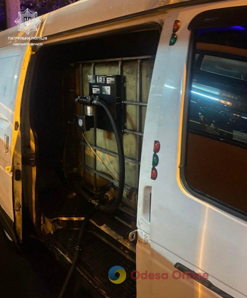 В Одессе задержали незаконную мобильную АЗС на базе микроавтобуса